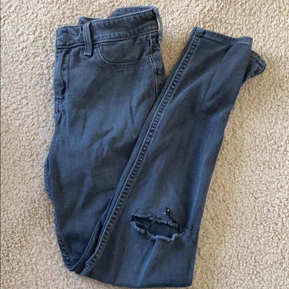 black distressed skinny jeans